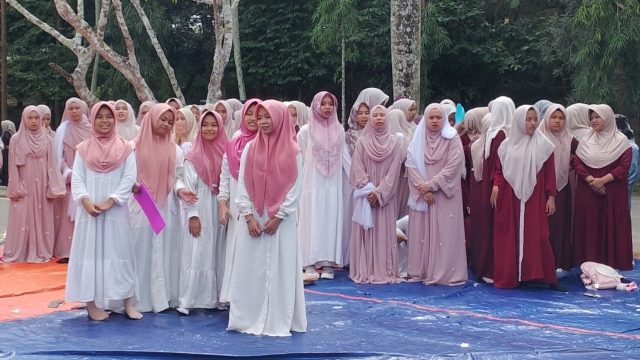 Santriwati Pondok Pesantren Nabil Husein Samarinda dalam Deklarasi Gerakan Nasional Ruang Aman dan Nyaman Anak (Gernas RANA)