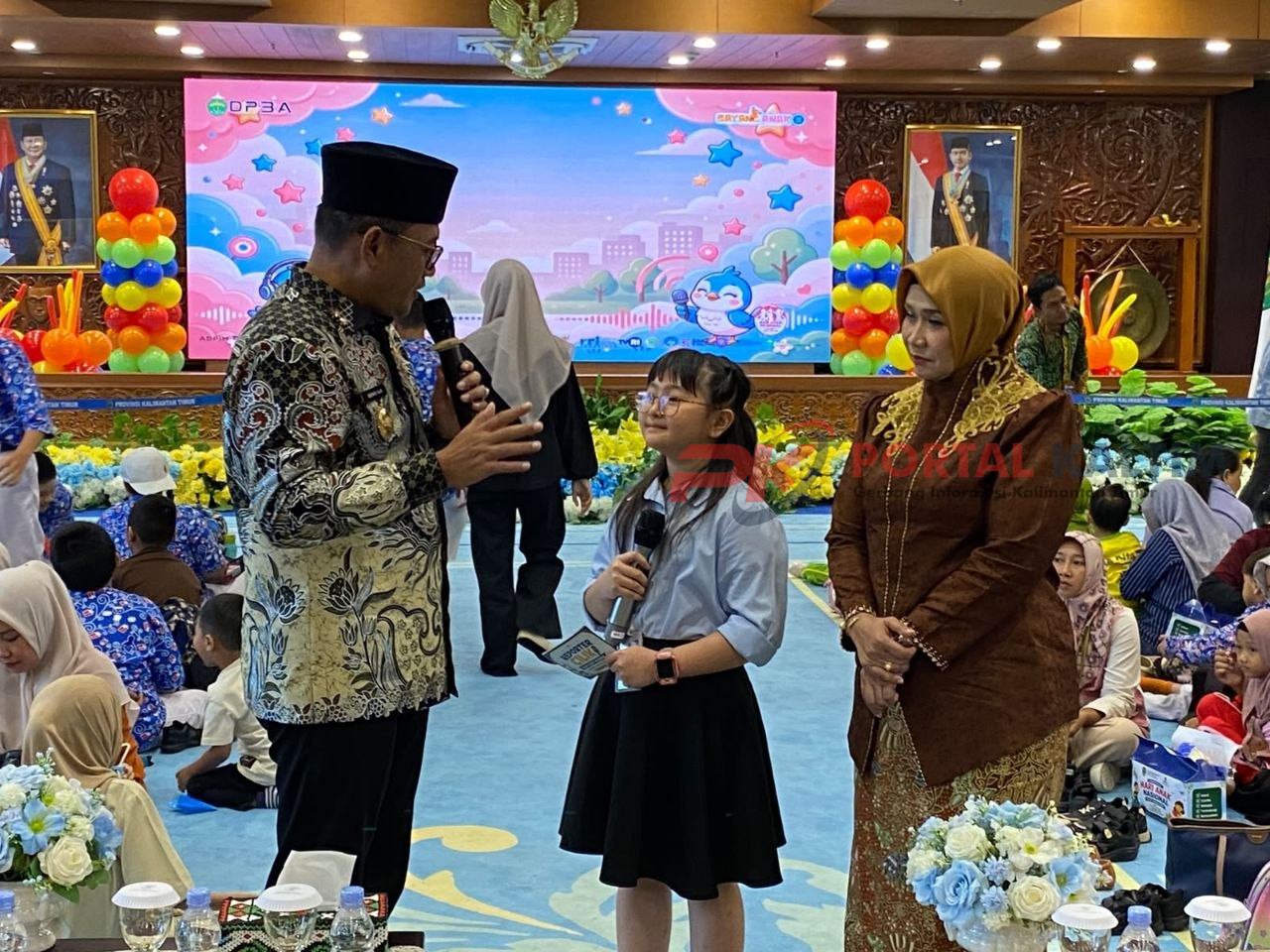 Wakil Gubernur Kaltim Seno Aji (kiri) bersama Ibu Wakil Gubernur Kaltim Wahyu Hernaningsih Seno Aji (kanan) sewaktu mendapat pertanyaan dari anak sekolah dasar.