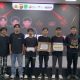 Penyerahan penghargaan kepada pemenang lomba Turnamen E-Sport Kapolda Kaltim Cup Road to Kapolri Cup 2026 di Aula Polresta Samarinda.