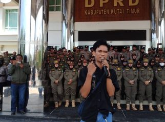 Koordinator lapangan, Jufriadi, yang melakukan orasi di depan Gedung DPRD Kutim