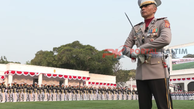 Kombes Pol. Jerrold Kumontoy saat memimpin penurunan bendera di Istana Merdeka, Jakarta, Senin (17/8/2026). (Foto: YouTube/Sekretariat Presiden)