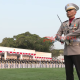 Kombes Pol. Jerrold Kumontoy saat memimpin penurunan bendera di Istana Merdeka, Jakarta, Senin (17/8/2026). (Foto: YouTube/Sekretariat Presiden)