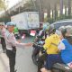 Polresta Samarinda sewaktu membagikan bendera gratis dalam peringatan Hari Ulang Tahun Republik Indonesia ke-81 kepada para pengguna jalan.