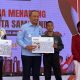 Direktur Kredit PT BPD Kaltim Kaltara Viky Puji Rahmanto bersama siswa Sekolah Rakyat Terintegrasi Samarinda dalam acara Hari Indonesia Menabung.