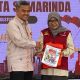Kepala Otoritas Jasa Keuangan Provinsi Kalimantan Timur dan Kalimantan Utara Misran Pasaribu bersama peserta penerima manfaat dalam acara Hari Indonesia Menabung di Sekolah Rakyat Terintegrasi Samarinda.