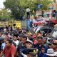 Ratusan sopir truk yang tergabung dalam FGSS memadati kawasan Balai Kota Samarinda saat memprotes pemblokiran Fuel Card Brizzi dan rencana pembatasan solar subsidi.