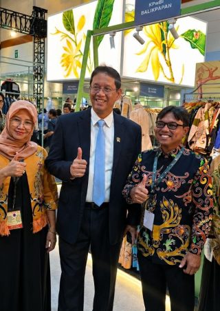 Menteri Keuangan Republik Indonesia, Purbaya Yudhi Sadewa bersama Kepala Perwakilan Bank Indonesia, Robi Ariadi serta Perwakilan UMKM Kalimantan Timur.