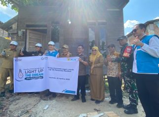 Pemkot Samarinda, PLN UP3 Samarinda, bersama penerima manfaat penyambungan listrik gratis PLN di Jalan Rumbia II, Samarinda.