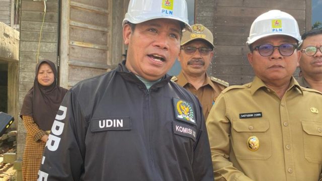 Anggota Komisi XII DPR RI, Syafruddin. (kiri)