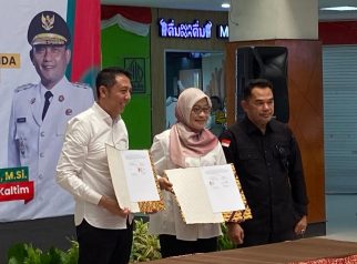Prosesi penandatanganan serah terima bersama Pemprov Kaltim dan PT KTMBS.