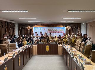 Suasana foto bersama usai rapat lintas sektor Penanggulangan HIV