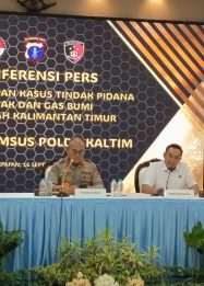 Dirrekrimsus Polda Kaltim, Kombes Pol Bambang Yugo Pamungkas beserta jajaran dari Polda Kaltim dan Pertamina menyampaikan pengungkapan kasus dugaan penyalahgunaan BBM bersubsidi saat konferensi pers.