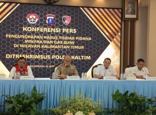 Dirrekrimsus Polda Kaltim, Kombes Pol Bambang Yugo Pamungkas beserta jajaran dari Polda Kaltim dan Pertamina menyampaikan pengungkapan kasus dugaan penyalahgunaan BBM bersubsidi saat konferensi pers.