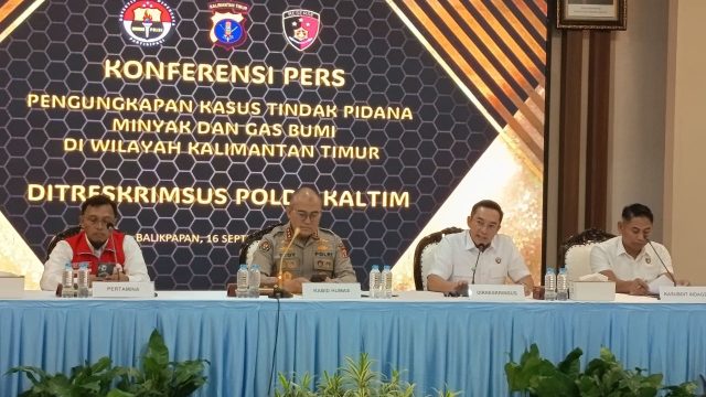 Dirrekrimsus Polda Kaltim, Kombes Pol Bambang Yugo Pamungkas beserta jajaran dari Polda Kaltim dan Pertamina menyampaikan pengungkapan kasus dugaan penyalahgunaan BBM bersubsidi saat konferensi pers.