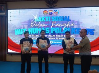 Penyerahan Bakti Sosial Kepada Awak Media oleh Perwakilan Bidhumas Polda Kaltim pada Senin (19/10/2026)