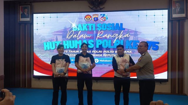 Penyerahan Bakti Sosial Kepada Awak Media oleh Perwakilan Bidhumas Polda Kaltim pada Senin (19/10/2026)