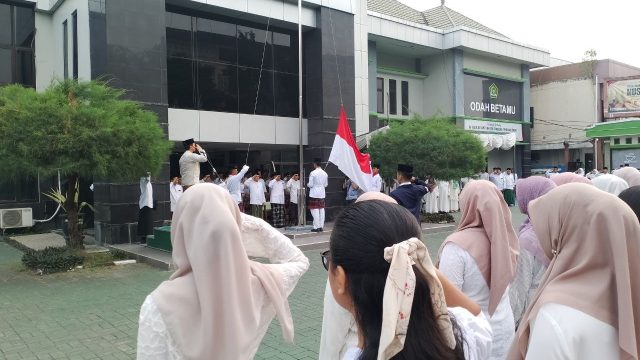 Suasana upacara peringatan Hari Santri 2026 "Santri Menguatkan Negeri Menuju Indonesia Emas" di Kantor Kementerian Agama Provinsi Kaltim, Kamis (22/10/2026).