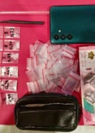 Barang bukti berupa sembilan poket sabu seberat total 5,49 gram, telepon genggam, alat penakar, dan plastik pembungkus yang diamankan Polsek Kawasan Pelabuhan Samarinda.