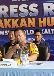 Kapolda Kaltim, Irjen Pol Endar Priantoro dan beberapa Jajaran saat Konferensi Pers.