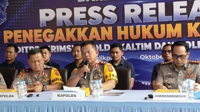 Kapolda Kaltim, Irjen Pol Endar Priantoro dan beberapa Jajaran saat Konferensi Pers.